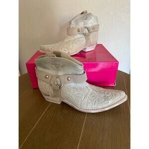 NIB Material Prima by Goffredo Fantini western ankle boots, ivory lace, 38 1/2￼